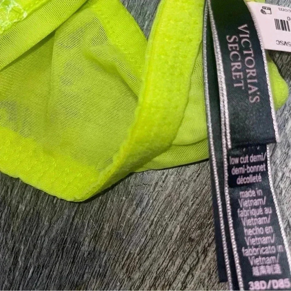 Victoria’s Secret bra NWT Unlined Rose Lace & Grommet Low-Cut Demi Bra - Picture 6 of 7